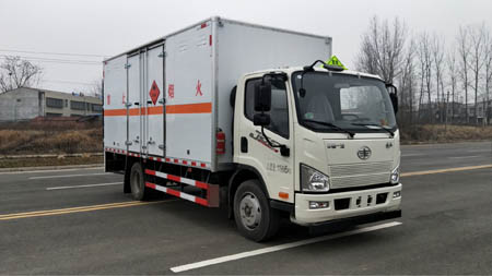 大力牌DLQ5120XRYCA6型易燃液體廂式運(yùn)輸車