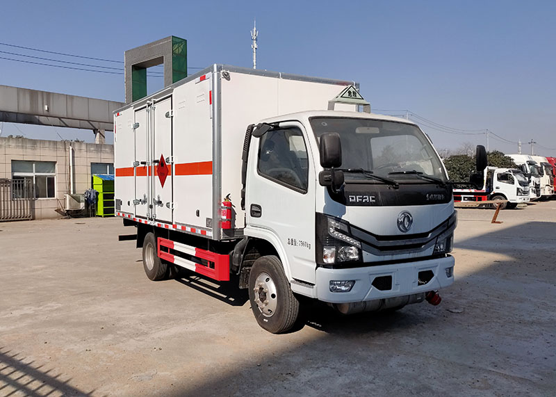 舜德牌SDS5075XRYEQ6型易燃液體廂式運輸車