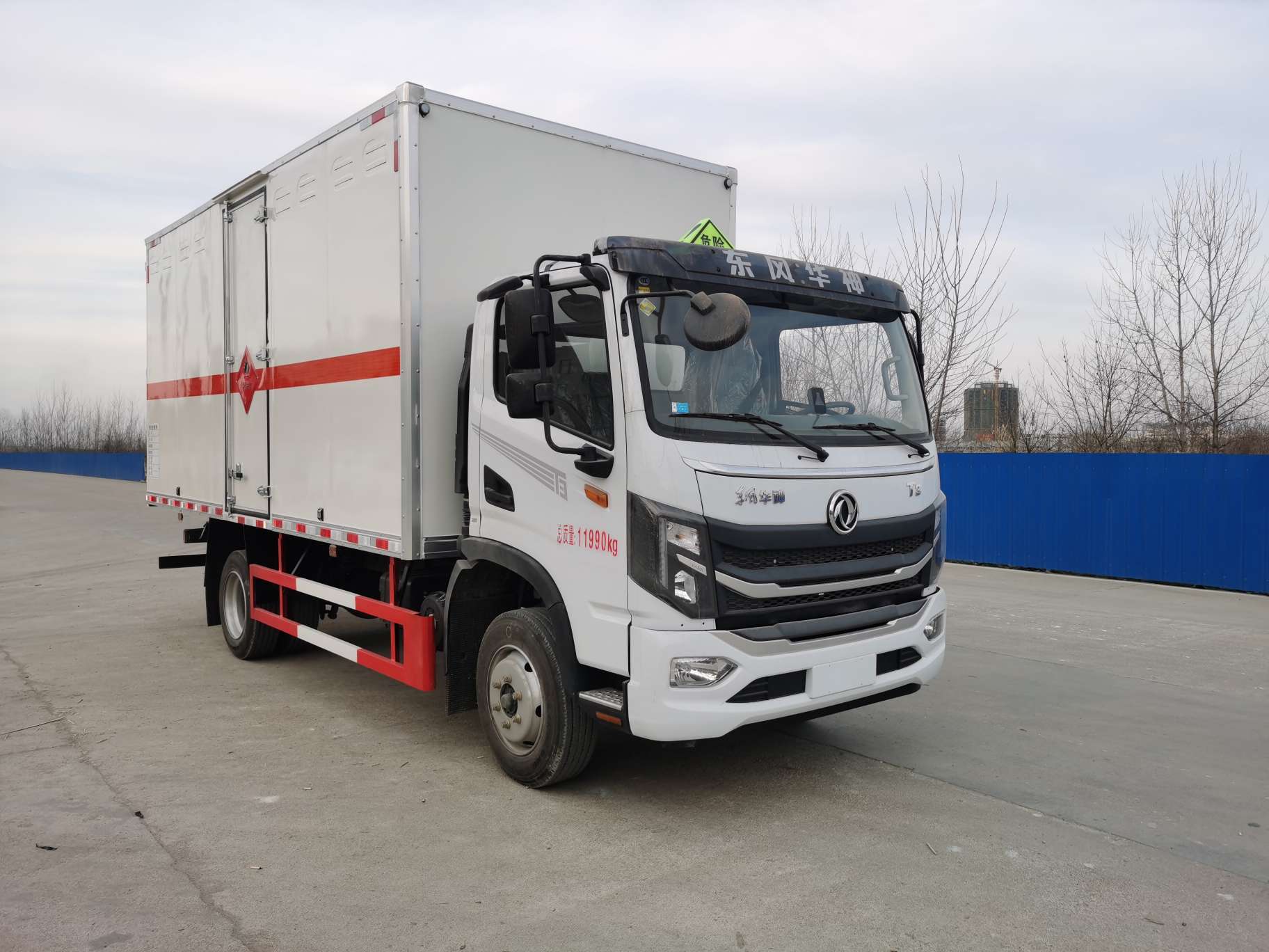 順風(fēng)智造牌SFZ5126XRQE6型易燃?xì)怏w廂式運(yùn)輸車